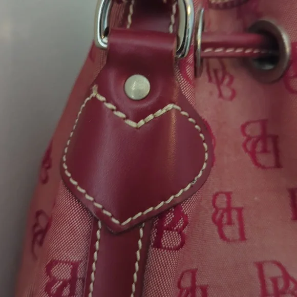 VINTAGE DOONEY & BOURKE RED SIGNATURE MINI DRAWSTRING BUCKET HANDBAG - Picture 5 of 15